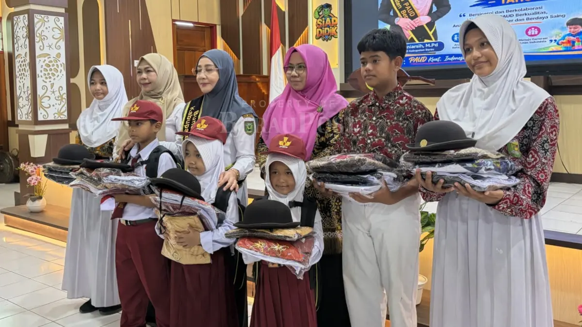 PENYERAHAN: Pemkab Berau menyerahkan seragam sekolah gratis bagi siswa SD dan SMP tahun ajaran 2026/2027. (IZZA/BP)