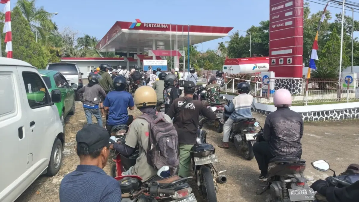 ANTRE PEMBELIAN: Warga Nunukan kembali mengantre saat membeli BBM di salah satu SPBU. (PERTAMINA PATRA NIAGA UNTUK HRK)
