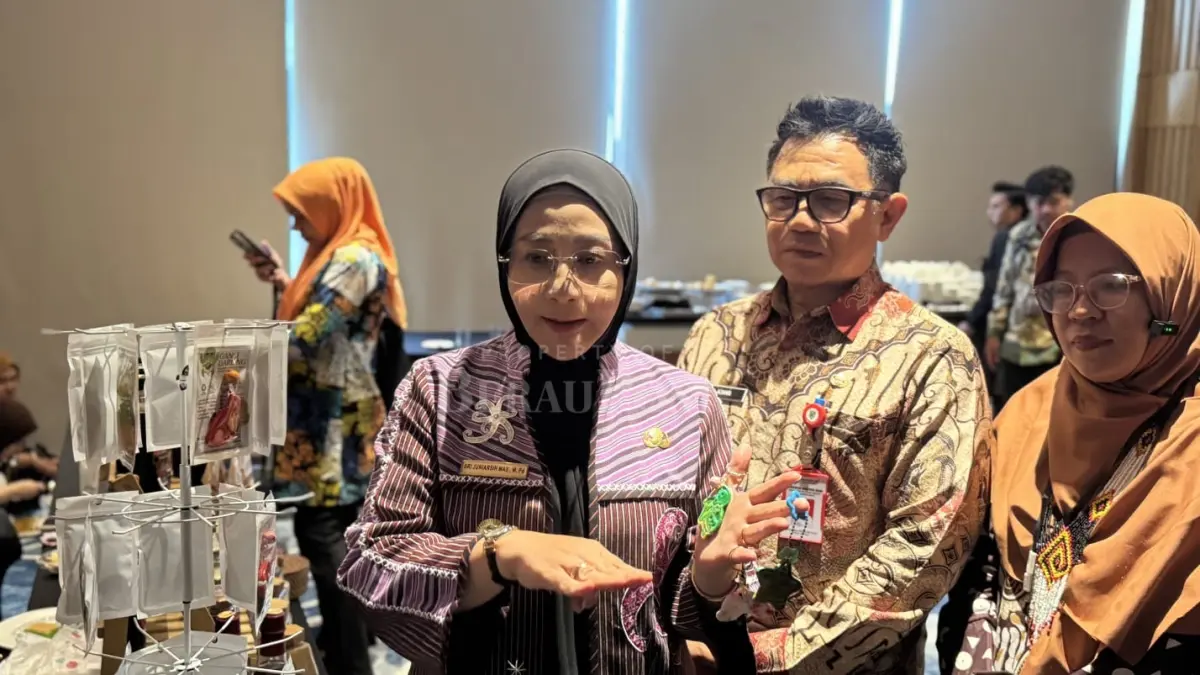 APRESIASI KREATIVITAS WARGA: Bupati Berau, Sri Juniarsih, saat memperlihatkan kerajinan gantungan kunci yang dibuat dari memanfaatkan limbah plastik di Kelurahan Karang Ambun. (SENO/BP)