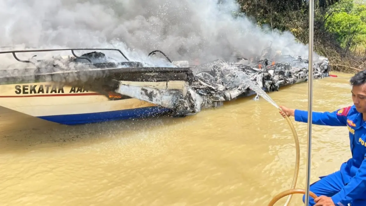 EVAKUASI: Tim SAR gabungan turut melakukan evakuasi speedboat terbakar, Kamis (6/8). (SAR TARAKAN UNTUK HRK)