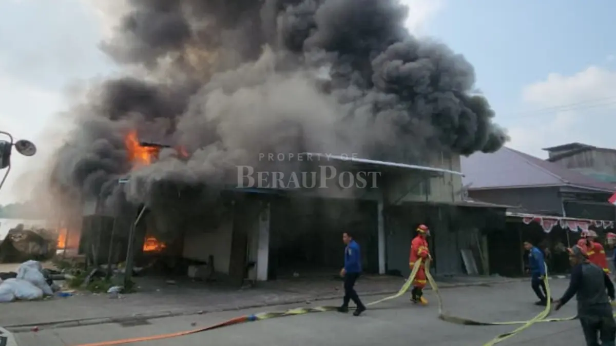 HANGUS TERBAKAR: Tiga unit rumah di Jalan Milono hangus dilahap si jago merah. (SAM/BP)