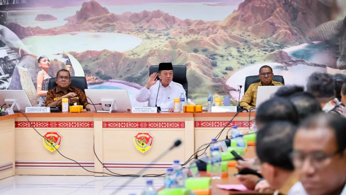 RAKOR KEBIJAKAN PERTANAHAN: Menteri ATR/Kepala BPN, Nusron Wahid, memaparkan transformasi layanan pertanahan yang lebih cepat dan terukur dalam Rapat Koordinasi di Kupang, menekankan pentingnya sinergi Pemda untuk percepatan verifikasi BPHTB.