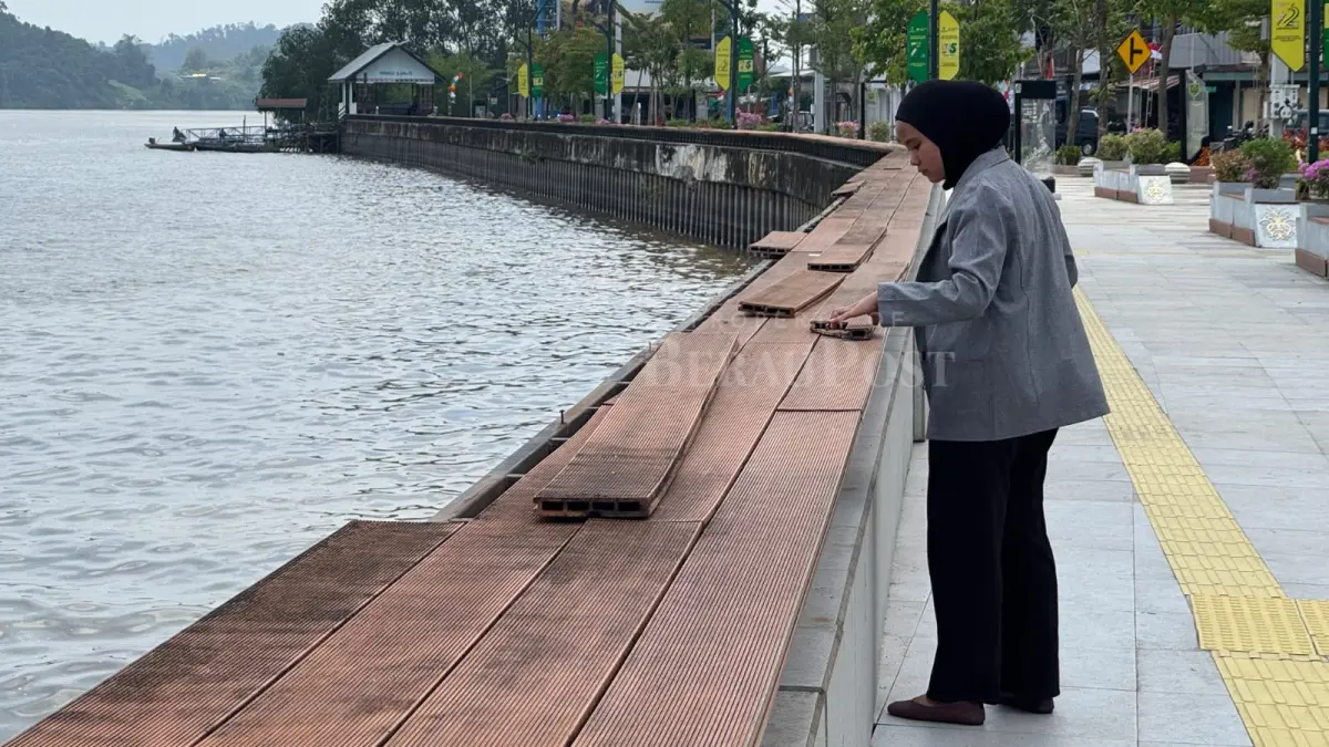 TUNGGU MATERIAL: Perbaikan siring Tepian Ahmad Yani saat ini belum dilaksanakan, karena masih menunggu material pembangunan dalam pengiriman. (SENO/BP)