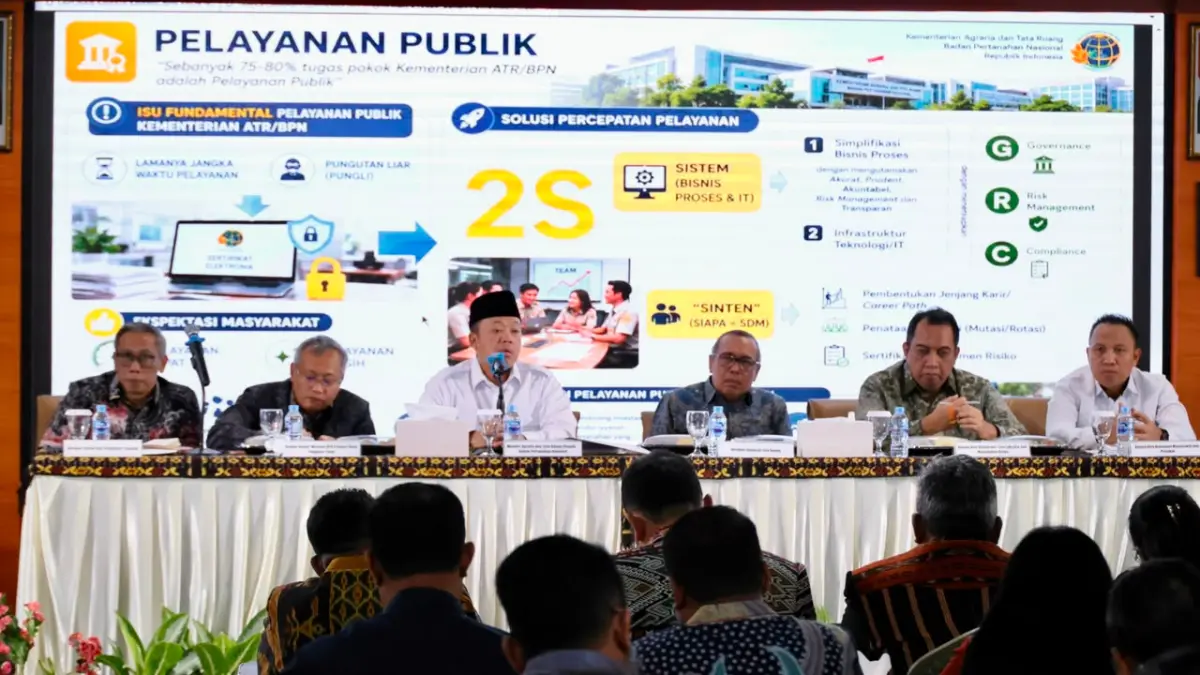 PENGARAHAN KANWIL BPN NTT: Menteri ATR/Kepala BPN, Nusron Wahid, memberikan pengarahan kepada jajaran Kanwil BPN Provinsi NTT di Kupang, menegaskan agar pegawai menempatkan masyarakat sebagai poros utama pelayanan pertanahan yang cepat, mudah, dan transparan.