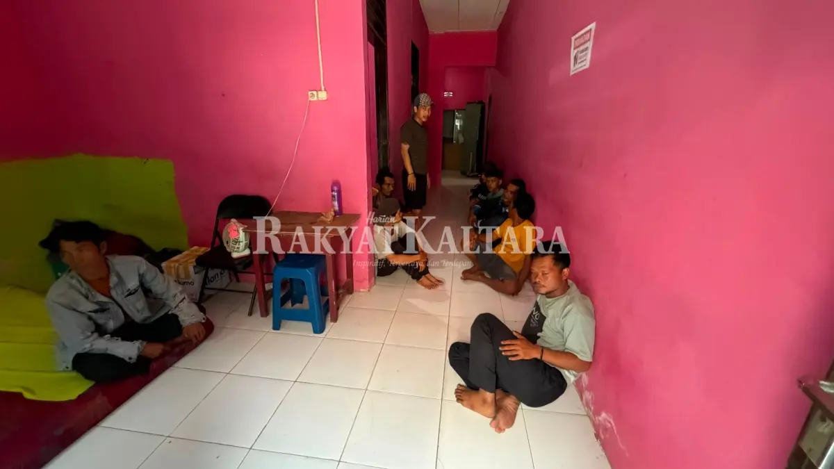 DIFASILITASI: Sebanyak 15 pekerja perusahaan di Kabupaten Bulungan saat menginap di shelter Dinsos Tarakan, Jumat (7/8). (SEPTIAN ASMADI/HRK)