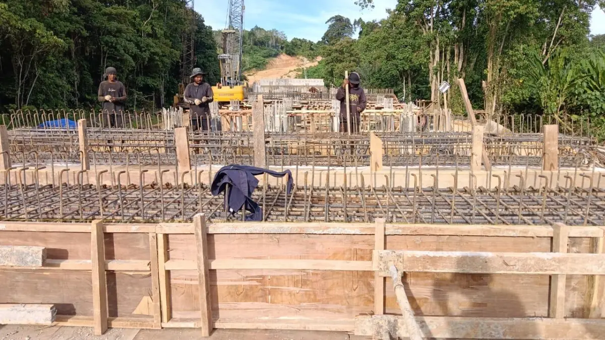 DIKERJAKAN BERTAHAP: Pembangunan Jembatan Muara Lesan, Kelay, terus dilakukan secara bertahap sejak 2019 oleh DPUPR Berau, di tengah kondisi alam dan topografi wilayah yang ekstrem. (SENO/BP)
