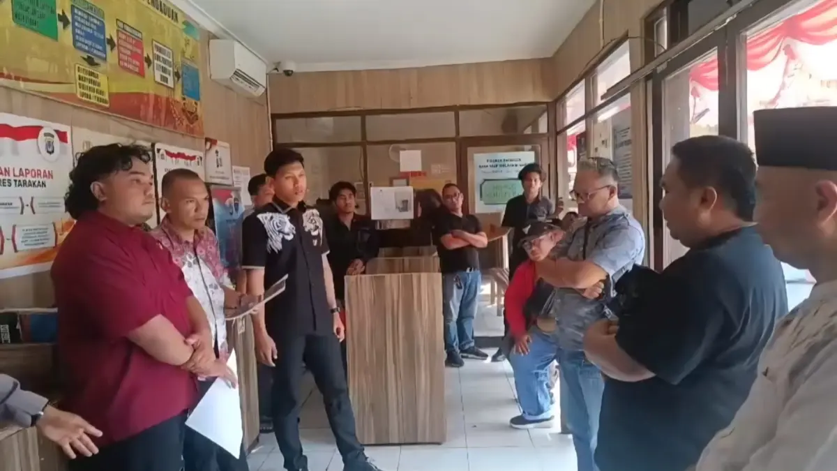 DILAPORKAN: Salah satu ormas mendatangi Mako Polres Tarakan untuk melaporkan dugaan pengubahan isi Pancasila, Jumat (7/8). (SEPTIAN ASMADI/HRK)