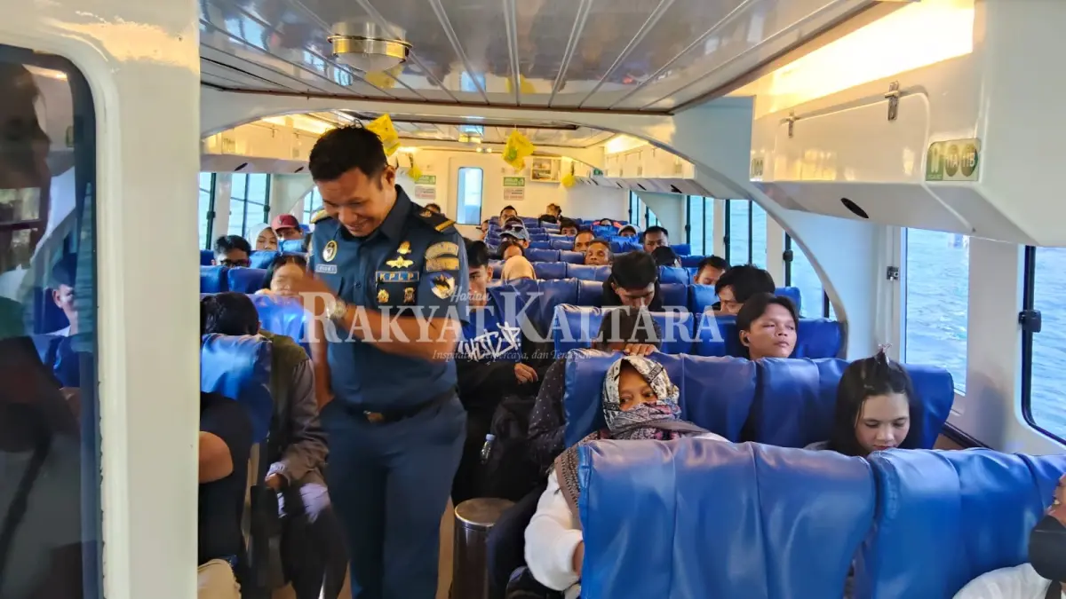 PENGAWASAN: Petugas KSOP Tarakan mengawasi speedboat saat debarkasi dan embarkasi penumpang, Jumat (7/8). (SEPTIAN ASMADI/HRK)