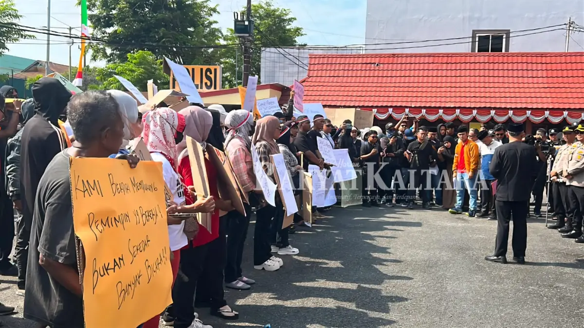 AKSI DAMAI: Ratusan massa yang tergabung dalam Aliansi Masyarakat Cinta Damai mendatangi Mako Polres Tarakan, menuntut kepolisian segera menindaklanjuti laporan dugaan pelecehan terhadap Pancasila, Sabtu (8/8) lalu. (SEPTIAN ASMADI/HRK)