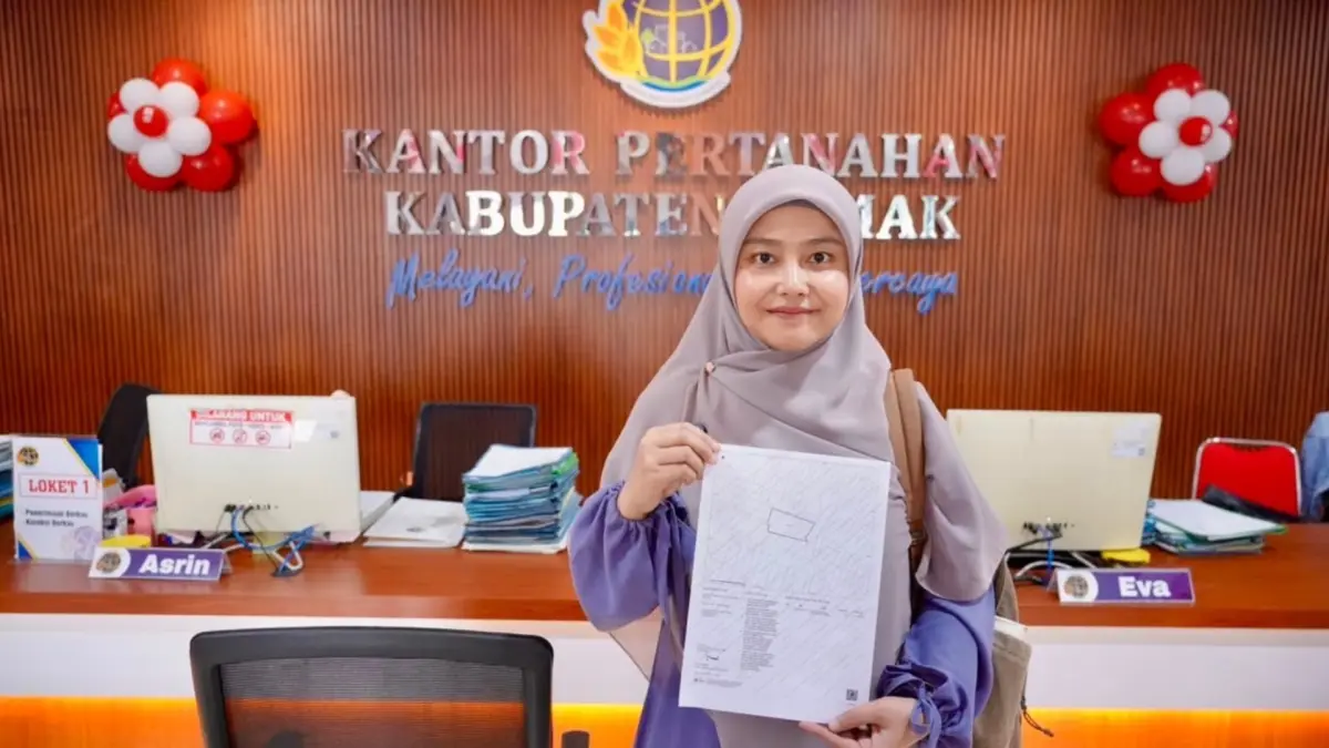 LAYANAN PENGUKURAN TERJADWAL: Warga Kabupaten Demak, Yul Khiya Hanum dan Dama Yanti, merasakan langsung kemudahan, kecepatan, dan kepastian jadwal layanan Pengukuran Terjadwal di Kantah Kabupaten Demak.