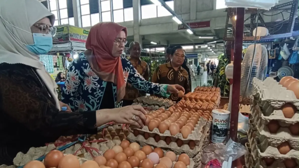 PANTAU STOK: Diskoperindag Berau rutin melakukan pengecekan stok dan harga kebutuhan pokok di sejumlah titik. (DISKOPERINDAG UNTUK BERAU POST)