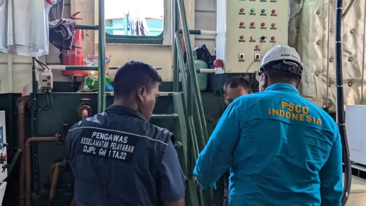 PEMERIKSAAN: Petugas KSOP Tarakan memeriksa kapal MV Kaltara Express usai insiden tabrakan. (KSOP TARAKAN UNTUK HRK)