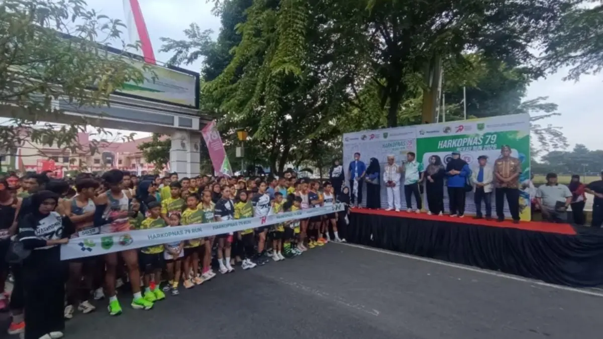 PERINGATI HARKOPNAS: Harkopnas 79 Berau Run 2026 berlangsung meriah dengan diikuti sekitar ribuan peserta, dan diramaikan dengan pelaku UMKM di sekitar Kantor Bupati Berau. (IZZA/BP)