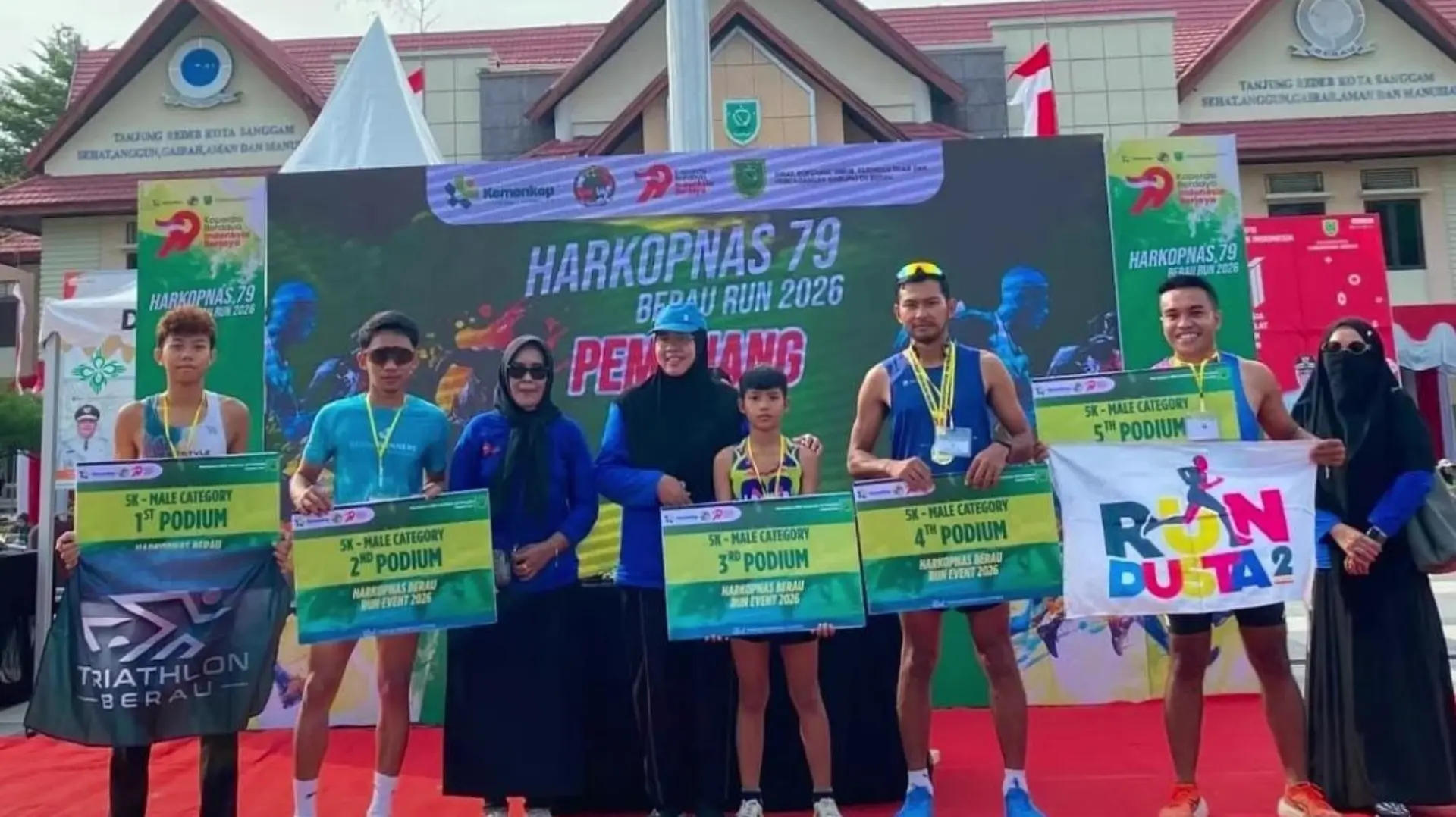 PODIUM: Para pelari yang berhasil meraih podium pada Harkopnas ke-79 Berau Run.