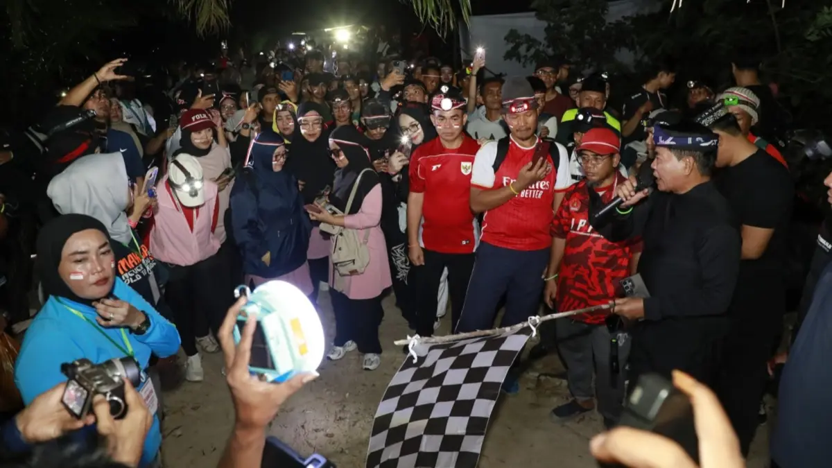 RUN NIGHT: Gubernur Kaltara Zainal A. Paliwang, turut mengikuti Run Night Slipi 2026 setelah melepas sekitar 600 peserta di Kelurahan Kampung Satu, Kecamatan Tarakan Tengah, Jumat (7/8) malam. (DKISP KALTARA)