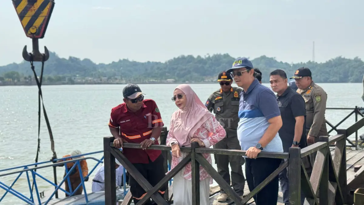 CEK PERBAIKAN TEPIAN: Bupati Berau, Sri Juniarsih, didampingi Kepala Dishub Berau, Rusnan Hefni, meninjau jalannya perbaikan Dermaga Rajjanta hingga kawasan tepian Jalan Ahmad Yaniboleh manajemen kapal yang mengalami insiden beberapa waktu lalu. (SENO/BP)