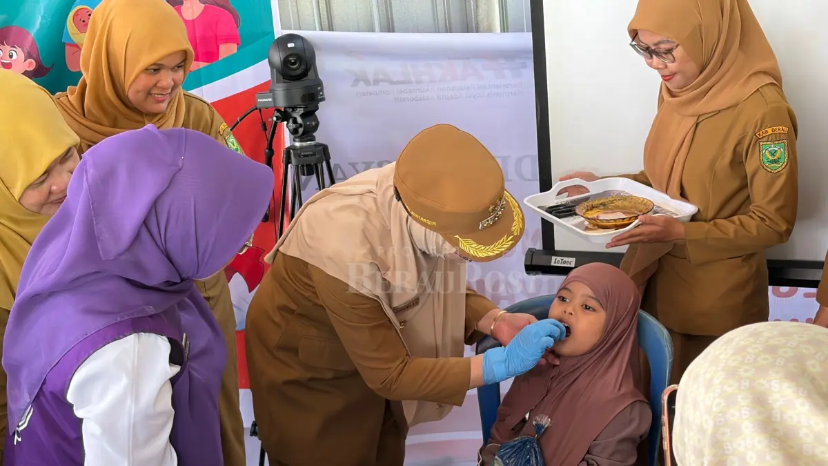 BERI VITAMIN: Bupati Berau Sri Juniarsih secara langsung memberikan vitamin A kepada balita, dalam pencanangan pemberian vitamin A terintegrasi dan obat cacing di Posyandu Melati, Kelurahan Gunung Panjang, Senin (10/8). (IZZA/BP)