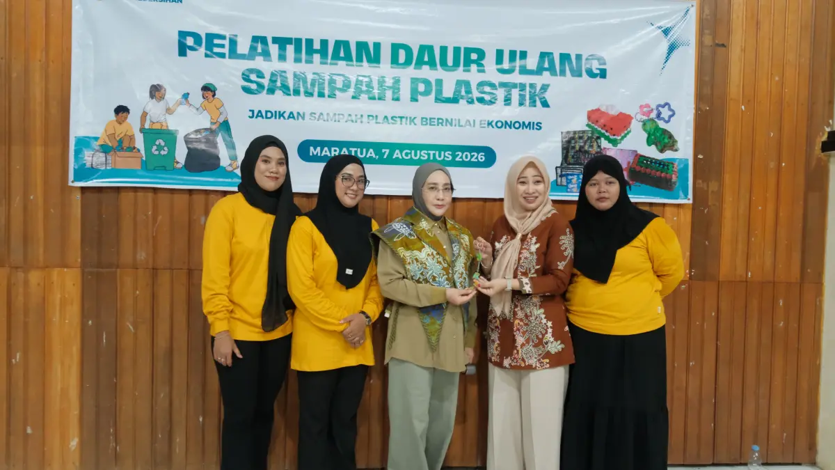 DAUR ULANG: Pelatihan daur ulang sampah plastik di Maratua mendorong masyarakat mengolah sampah menjadi produk bernilai guna dan bernilai jual. (PROKOPIM UNTUK BERAU POST)