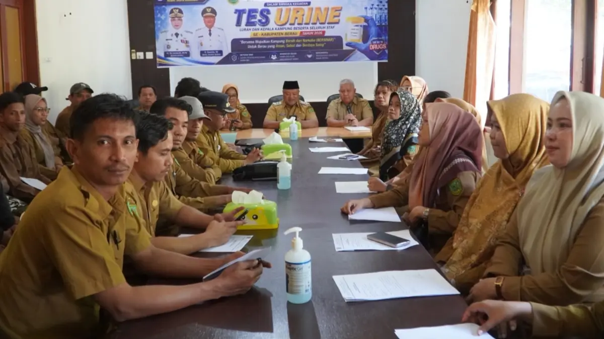 DETEKSI DINI: Aparatur kampung dari Kecamatan Tabalar, Biatan dan Talisayan mengikuti tes urine yang digelar Kesbangpol Berau di Talisayan. (PROKOPIM UNTUK BERAU POST)