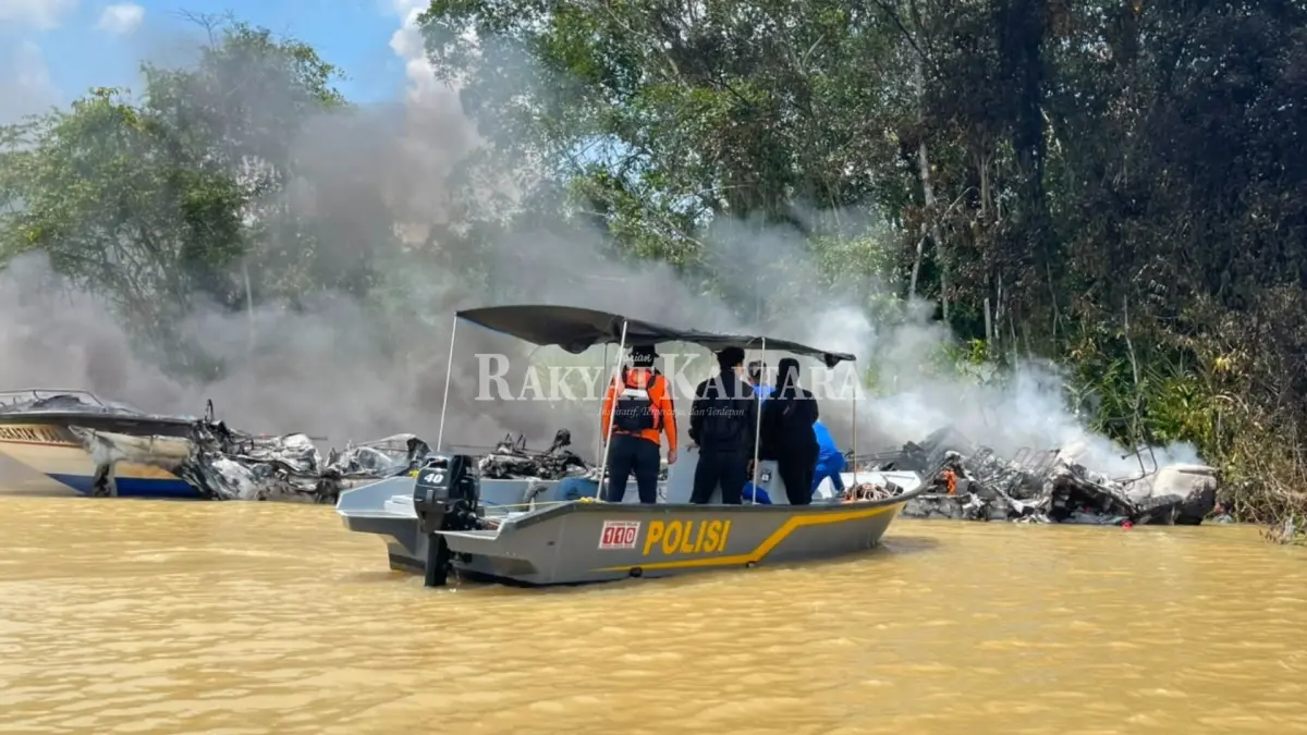 DIDUGA KORSLETING: Speedboat Sekatak AAA yang terbakar di perairan Salimbatu, Kabupaten Bulungan, diduga dipicu korsleting listrik. (HRK)