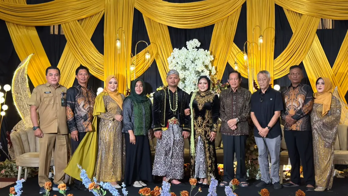 KUMPUL LAGI: Penulis bersama Pak Makmur HAPK dan istri, serta mantan ajudan Husdiono. (DOK PRIBADI)