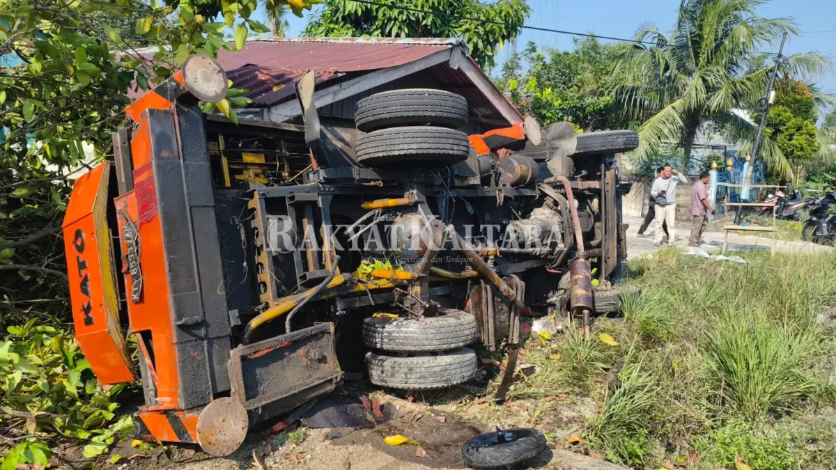 MAKAN KORBAN JIWA: Truk Nato diduga mengalami gangguan pengereman saat melintasi ruas jalan hingga menabrak pengendara sepeda motor. (SEPTIAN ASMADI/HRK)