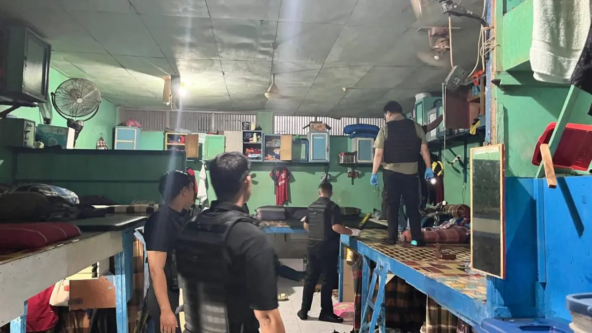 PEMERIKSAAN: Rutan Tanjung Redeb terus lakukan razia untuk menekan adanya barang terlarang di blok hunian WBP. (ARTA KUSUMA YUNANDA/BP)