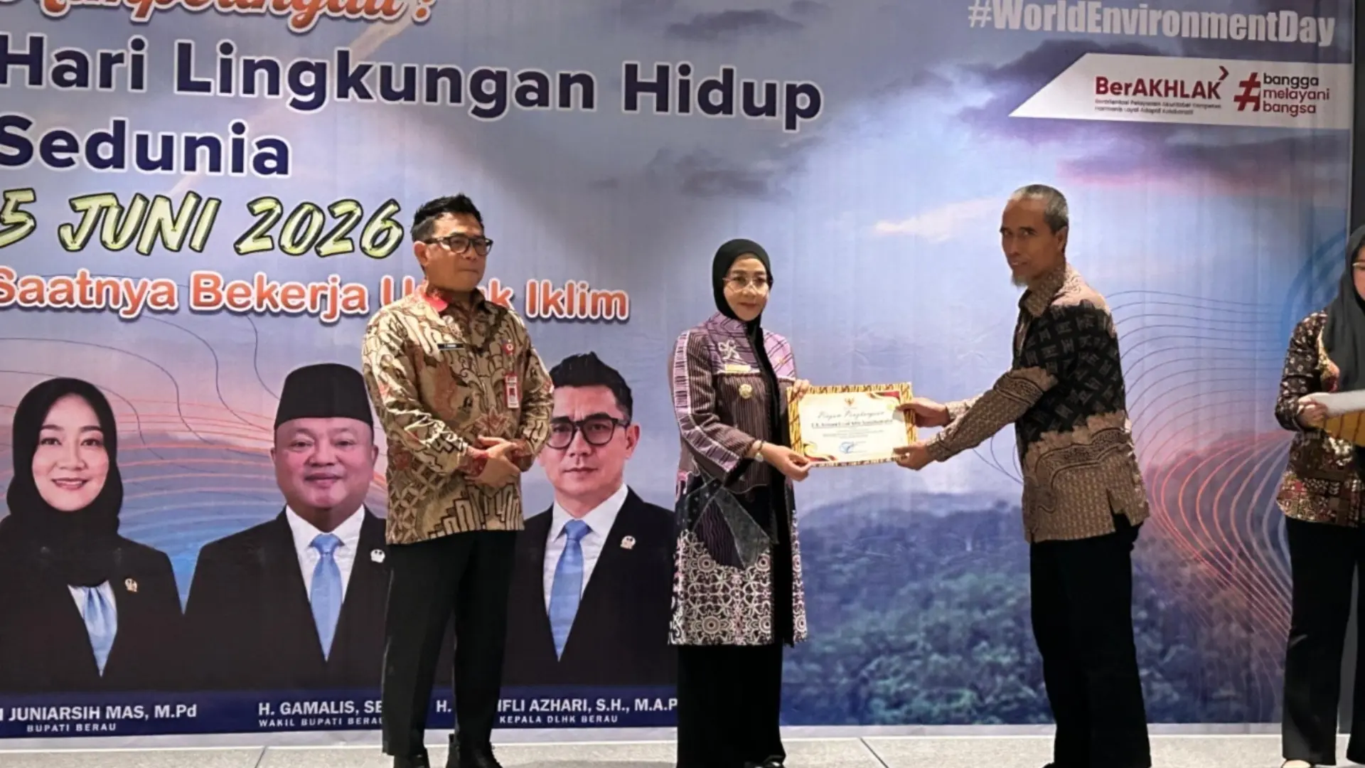 PERHATIAN KHUSUS: Penghargaan tersebut mendapat perhatian khusus dari Pemkab Berau dalam peringatan Hari Lingkungan Hidup Sedunia sebagai bentuk pengakuan terhadap komitmen perusahaan dalam pengelolaan lingkungan yang berkelanjutan. (SENO/BP)