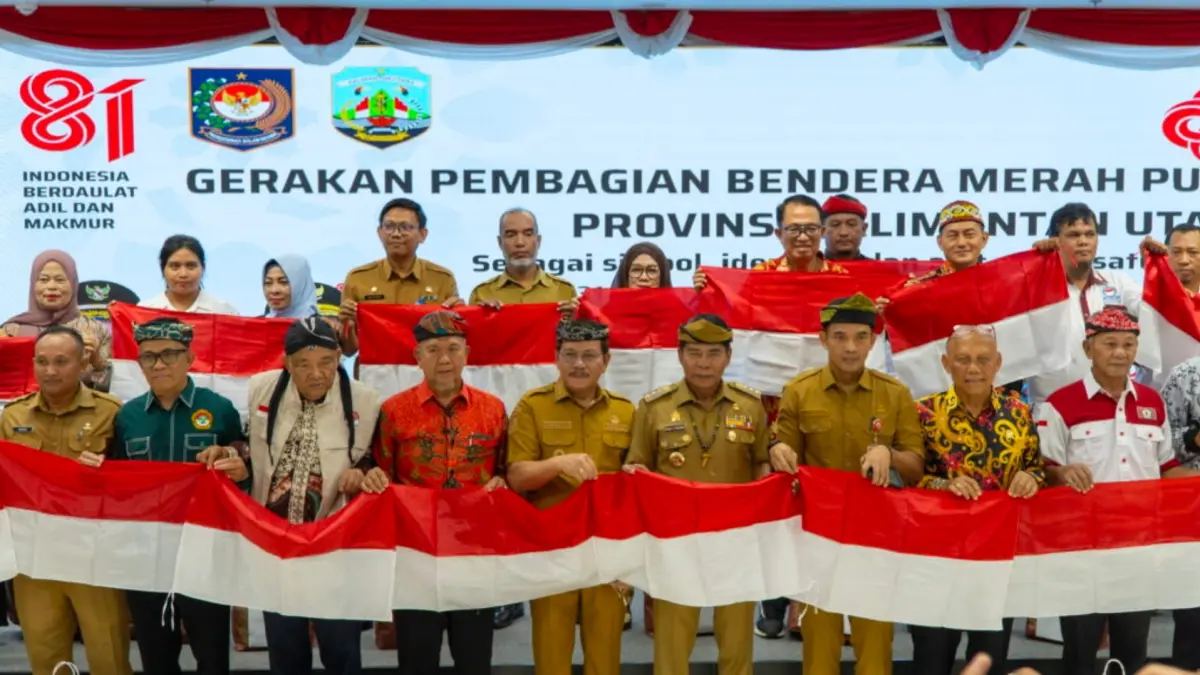 SAMBUT HUT RI: Pemprov Kaltara membagikan bendera Merah Putih kepada ormas untuk menyemarakkan HUT ke-81 Kemerdekaan RI. (DKISP KALTARA)