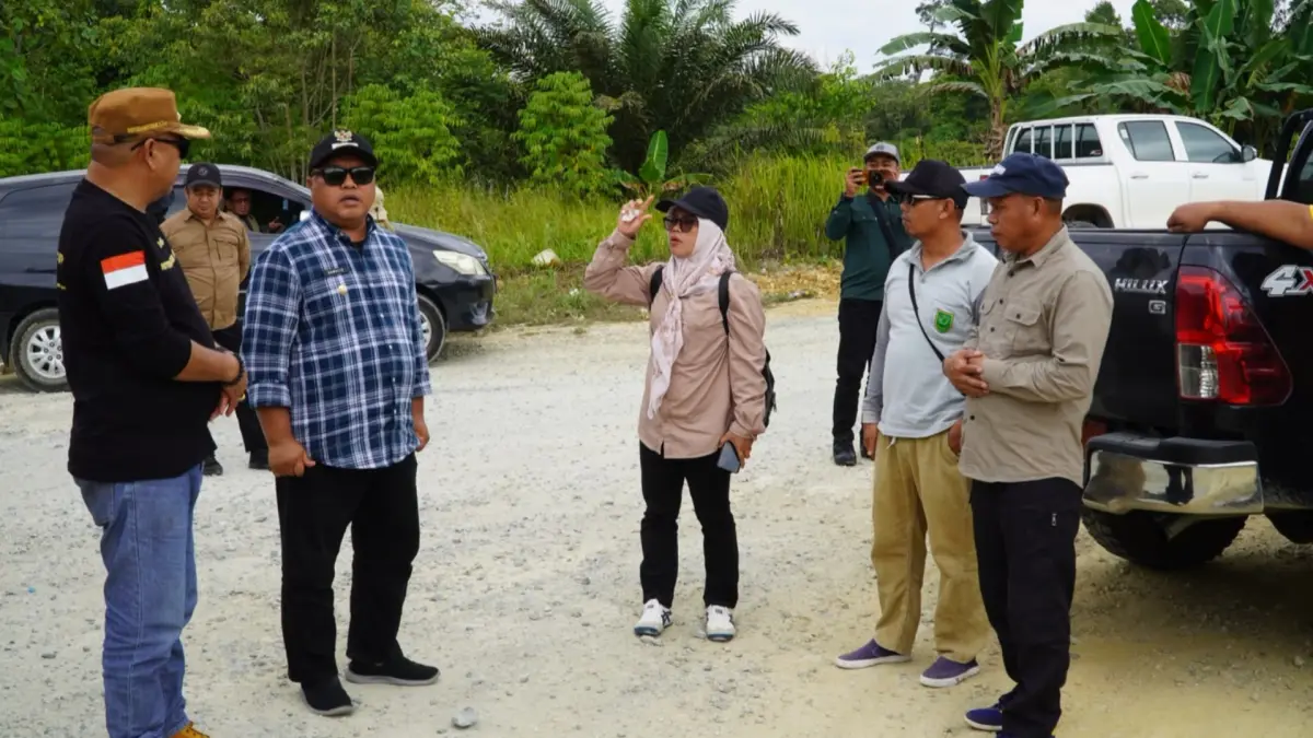 SERAP ASPIRASI: Wabup Berau Gamalis berdialog dengan masyarakat Kampung Biatan Ulu dan Biatan Ilir, Kecamatan Biatan, Minggu (9/8). (PROKOPIM UNTUK BERAU POST)