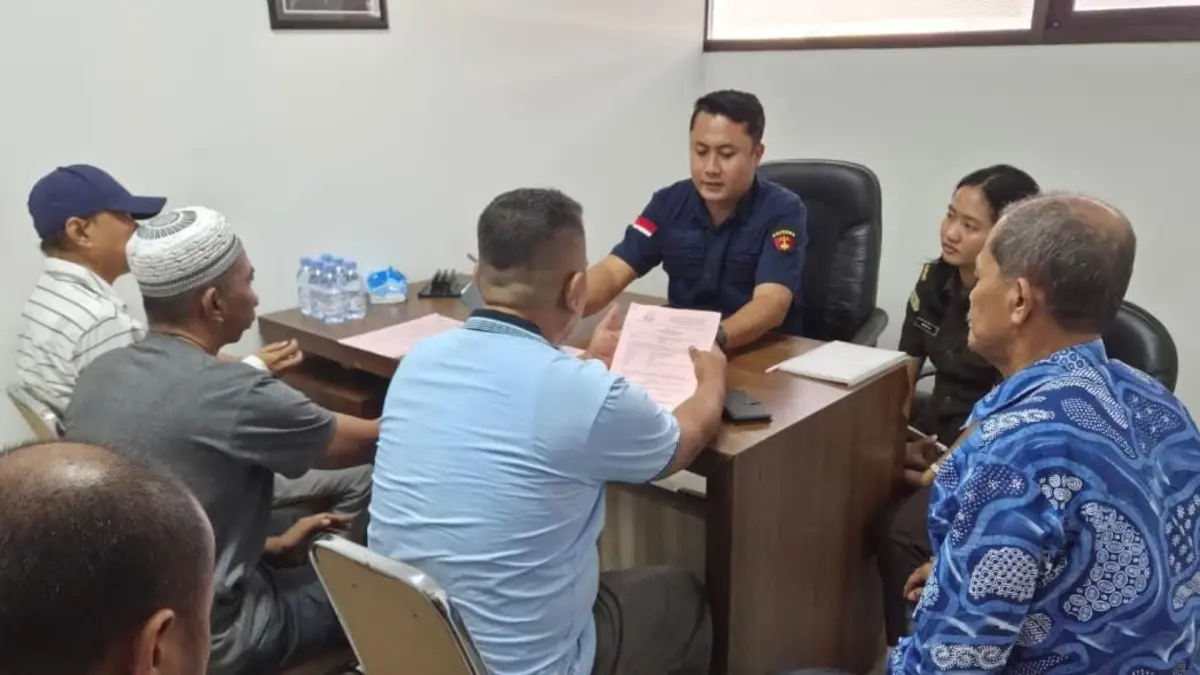 TIPIKOR: Tim JPU Kejari Berau saat menerima tahap II dari penyidik Polres Berau, perkara kasus dugaan Tipikor JUT Teluk Sumbang, Kamis (6/8) lalu. (SENO/BP)