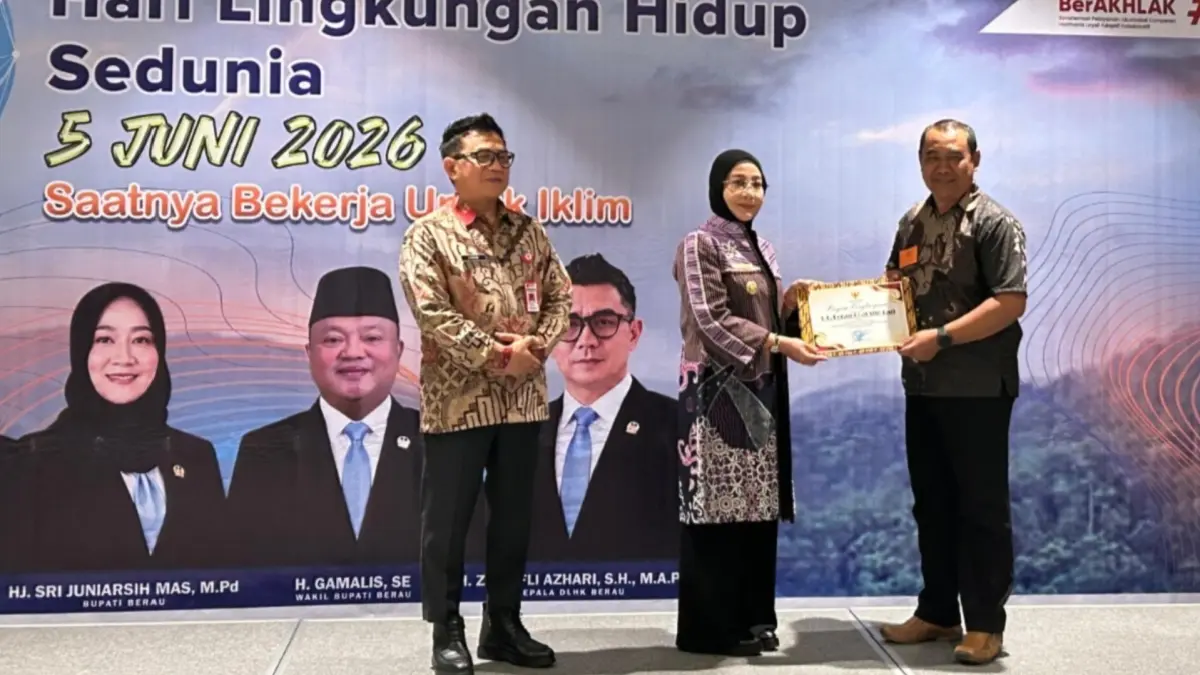WUJUD KONSISTENSI: PT Berau Coal berhasil menerima PROPER Hijau pada PROPERNAS, sehingga Pemkab Berau juga turut memberikan penghargaan atas keberhasilan tersebut yang diterima perwakilan manajemen. (SENO/BP)