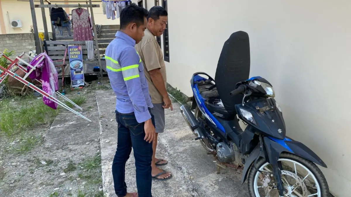 OLAH TKP: Pihak kepolisian bersama saksi melakukan pemeriksaan di lokasi kejadian pencurian. (POLRES BERAU UNTUK BERAU POST)