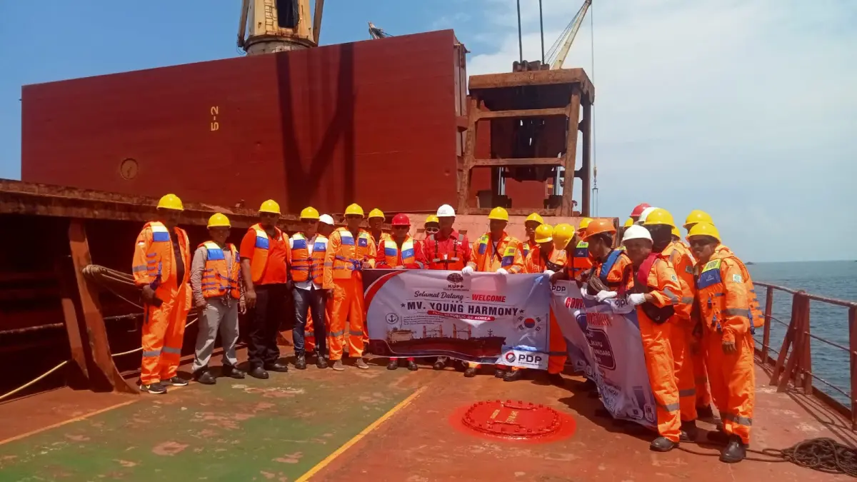 GELIAT EKSPOR TANJUNG SANTAN: Aktivitas ekspor melalui Terminal Khusus PT Prima Dermaga Perkasa di Tanjung Santan, Kutai Kartanegara, kembali hidup, menyerap ratusan tenaga kerja lokal dan menggerakkan perekonomian masyarakat pesisir.
