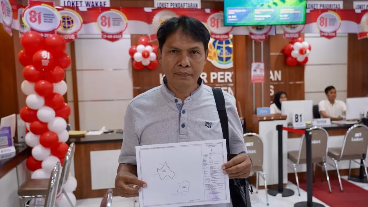 LAYANAN PENGUKURAN TERJADWAL: Warga Kabupaten Kudus, Endang Rahayu Ningsih dan Hadi Prayetno, mengapresiasi kemudahan dan kecepatan layanan Pengukuran Terjadwal di Kantah Kabupaten Kudus yang memberikan kepastian waktu secara transparan.