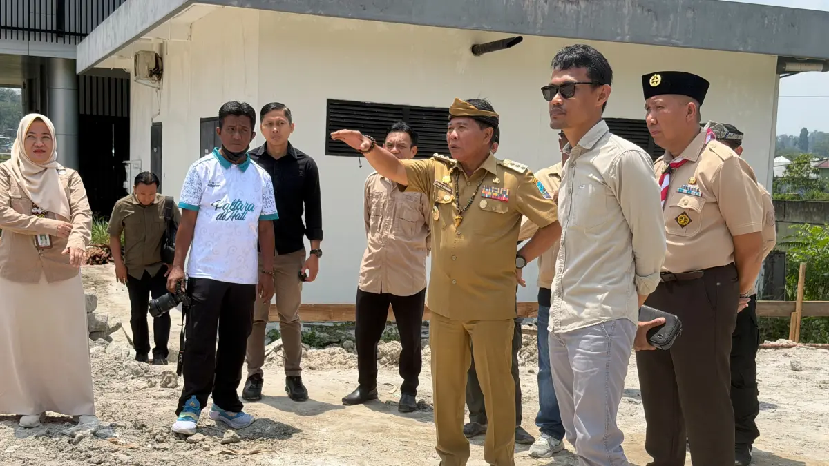 PENGECEKAN PROYEK: Gubernur Kaltara saat mengecek salah satu proyek pembangunan di Tarakan, Selasa (11/8) lalu. (SEPTIAN ASMADI/HRK)