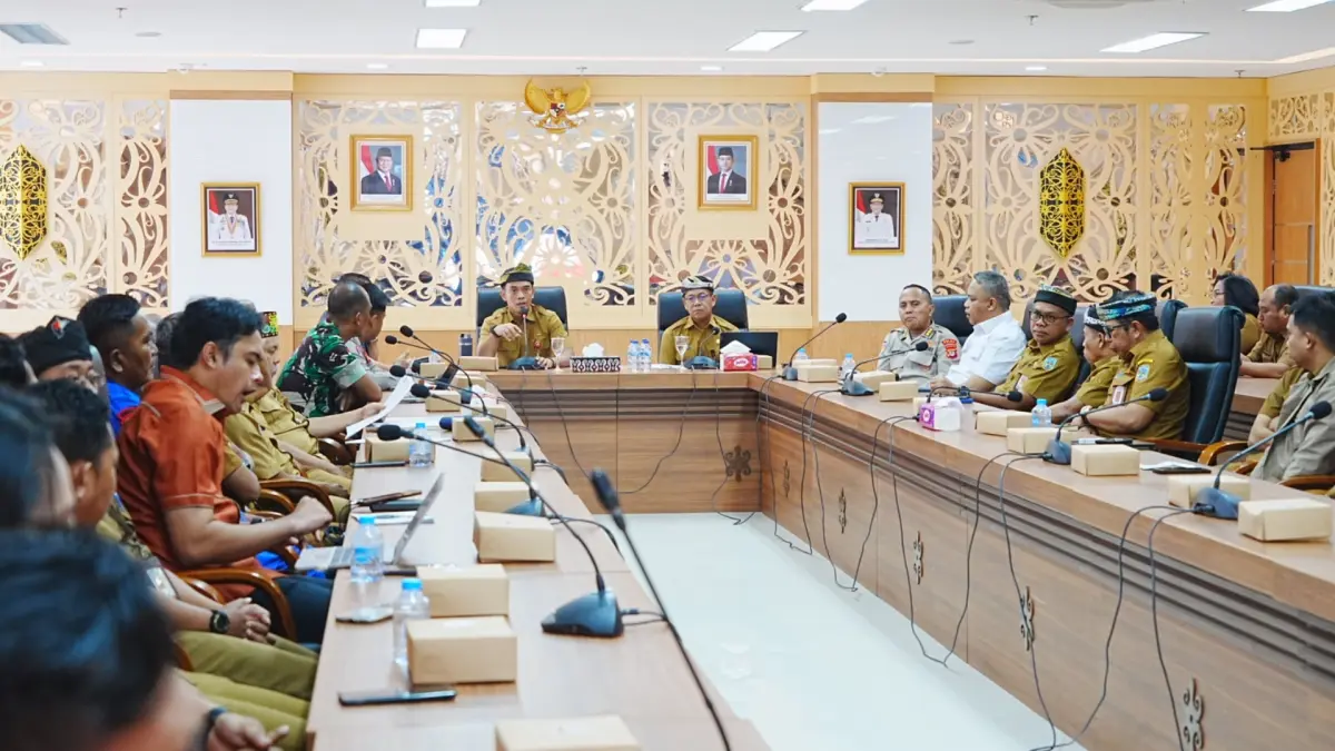 PENGUATAN PAJAK: Sekprov Kaltara, Denny Harianto memimpin Rapat Koordinasi Tim Satuan Tugas (Satgas) Pengendalian dan Pengawasan Pajak Daerah, di Ruang Rapat Lantai 4 Kantor Gubernur Kaltara, Selasa (11/8). (DKISP KALTARA)