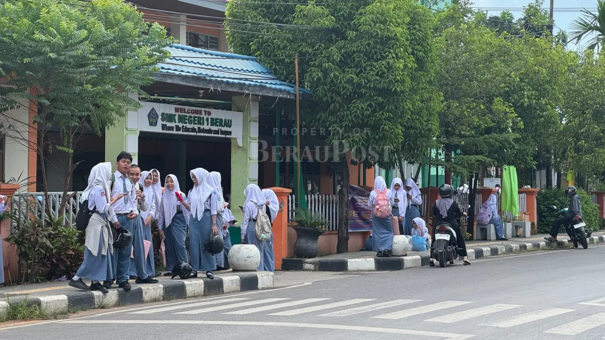 SEGERA CAIR: Para penerima Beasiswa Berau Cerdas di Kabupaten Berau sedang diproses untuk dilakukan pencairan yang nantinya akan masuk ke rekening masing-masing penerima. (SENO/BP)