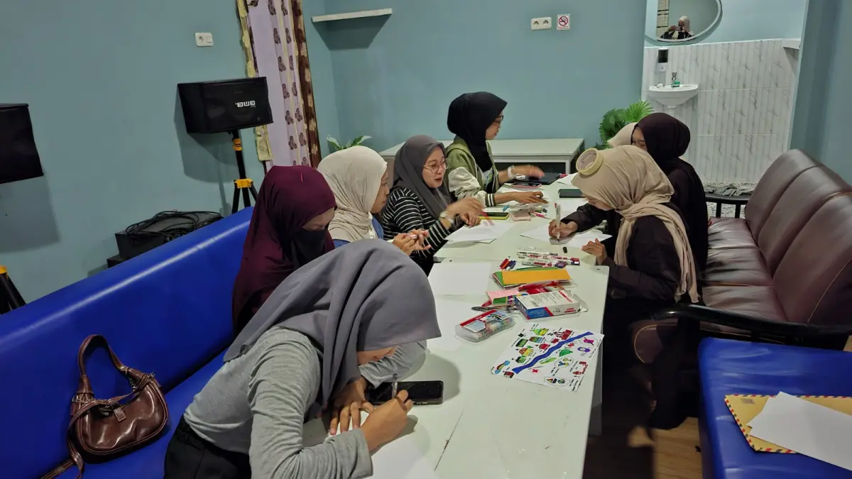 SOSIAL: Masyarakat kampung baru, khususnya ibu rumah tangga dan anak muda belajar memahami kondisi di sekitarnya.