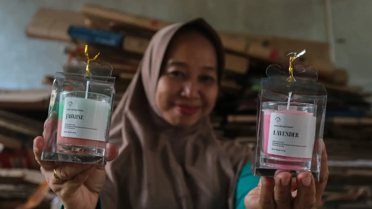 BERPENGHASILAN: Ketua Bank Sampah MATA Amaliyah Sholihah menunjukkan lilin aroma terapi berbahan minyak jelantah di rumahnya di Desa Margagiri, Bojonegara, Kabupaten Serang, Banten.&nbsp;(ANTARA)