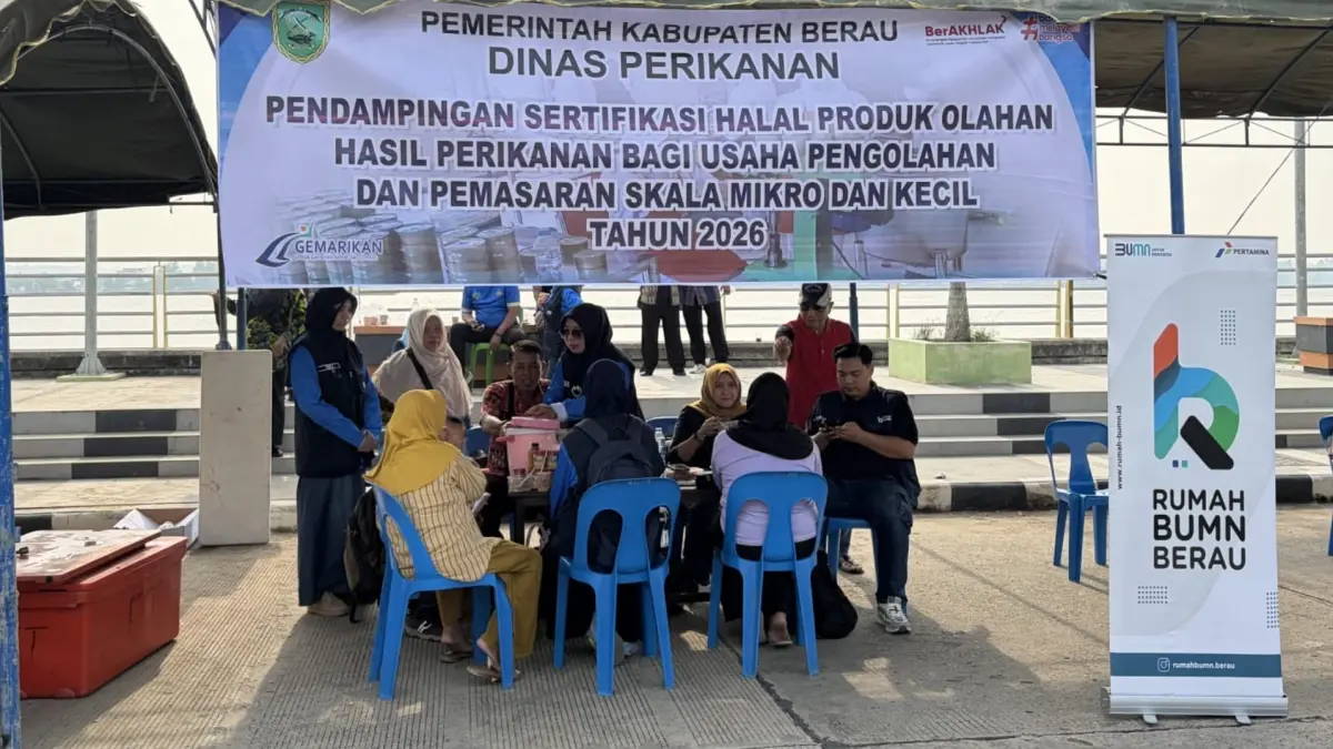 BUKA STAND: Pelaku usaha pengolahan hasil perikanan kini bisa didampingi Diskan Berau dalam pemenuhan sertifikasi halal produk perikanan 2026. (IZZA/BP)