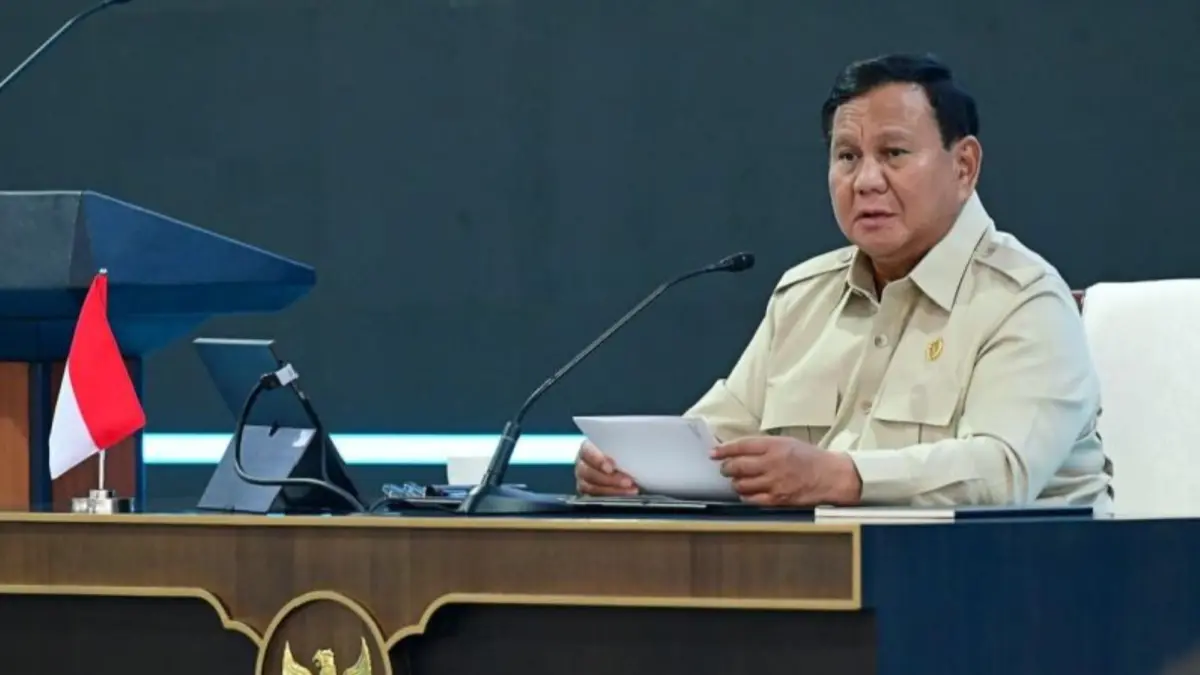 INVESTASI PENDIDIKAN: Presiden Prabowo Subianto memberikan taklimat kepada 150 ilmuwan Badan Riset dan Inovasi Nasional (BRIN) di halaman tengah Istana Kepresidenan RI, Jakarta, Kamis (6/8). (ANTARA)