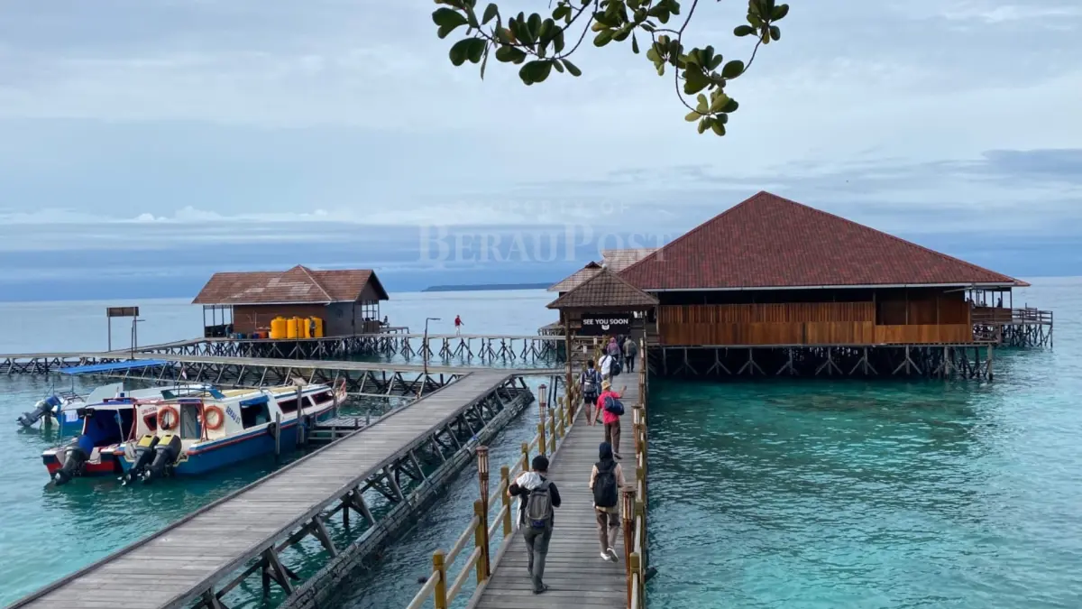 JADI PERHATIAN: Pembangunan infrastruktur penunjang pariwisata terus dilakukan, mulai dari akses menuju Biduk-Biduk hingga kebutuhan jalan dan air bersih di Pulau Maratua. (IZZA/BP)