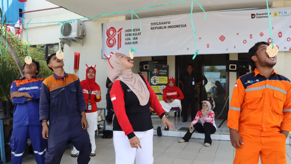 LOMBA HUT KEMERDEKAAN: Manager PLN Indonesia Power UBP Berau, Ricky Rinaldi, bersama pegawai dan mitra kerja antusias mengikuti berbagai lomba tradisional untuk meriahkan HUT ke-81 Kemerdekaan RI guna mempererat kebersamaan.