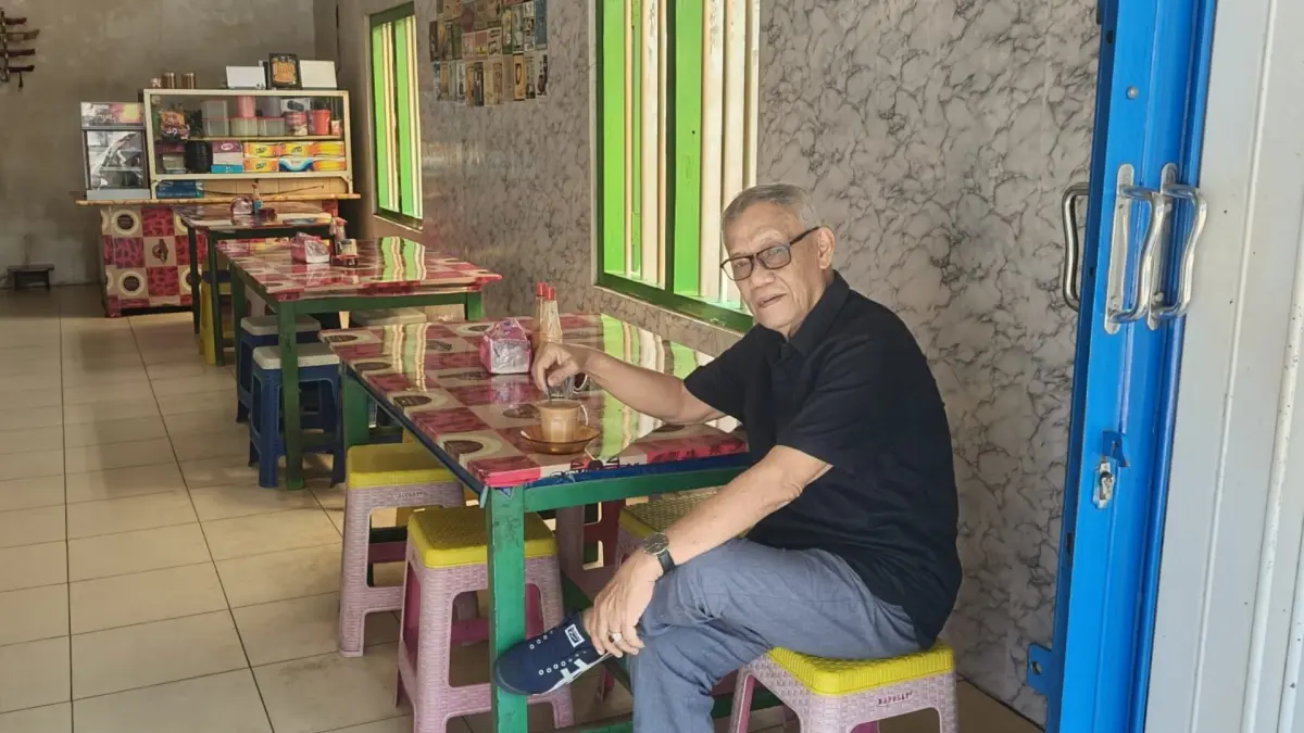 SUNYI: Sejak imbauan ASN dillarang ke warung pada jam kerja, tinggalah saya seorang diri. (DOK PRIBADI)