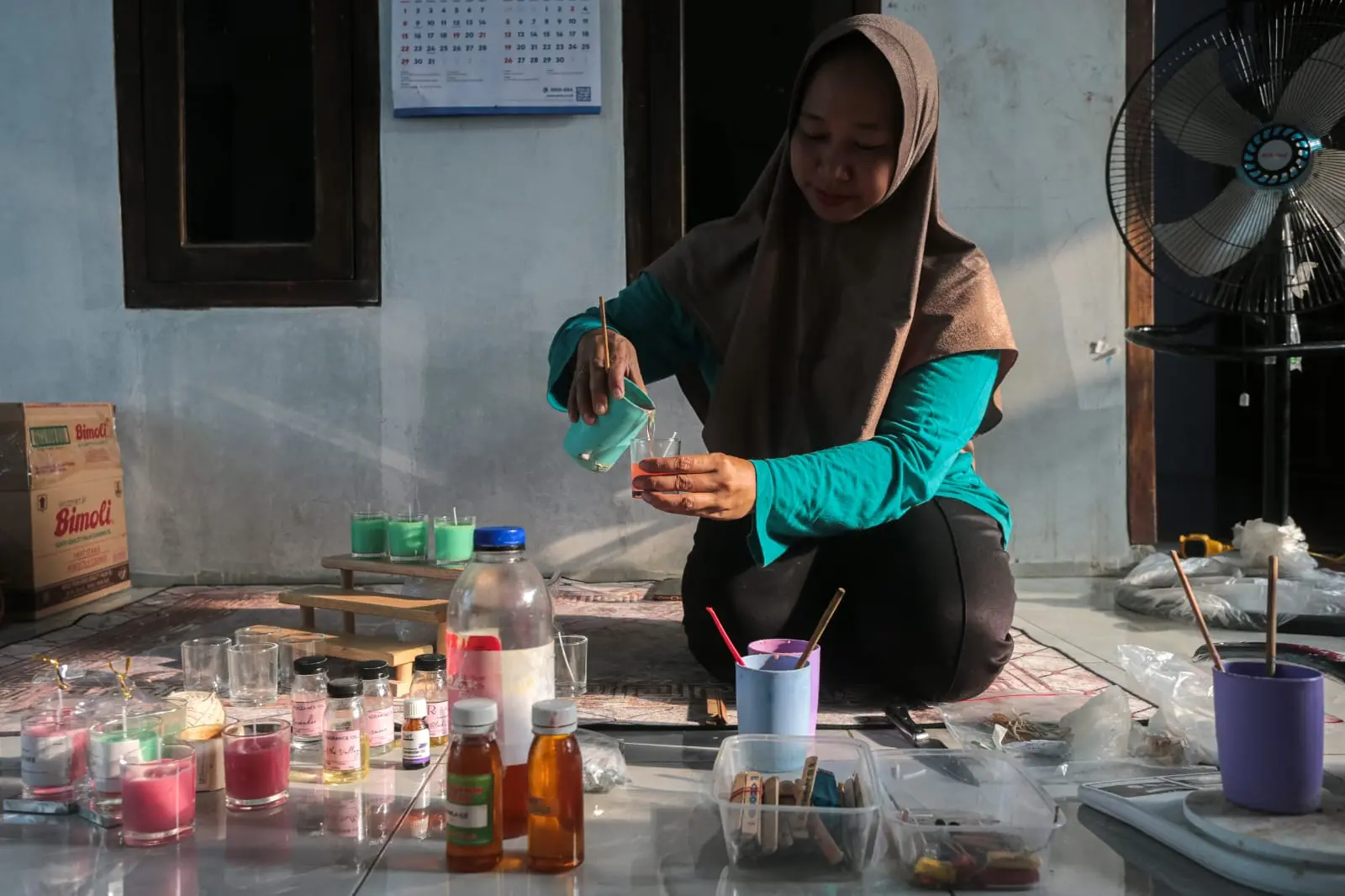 TRADISIONAL: Menyelesaikan pembuatan lilin aroma terapi berbahan minyak jelantah di rumahnya.&nbsp;(ANTARA)