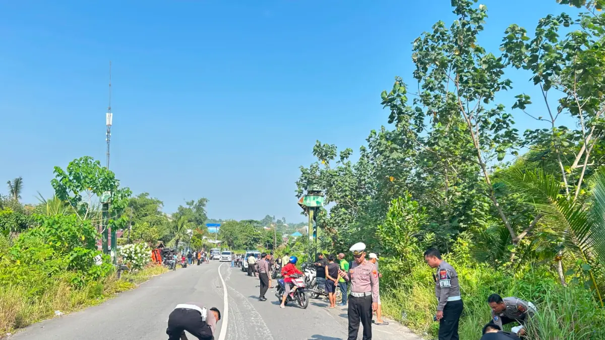 OLAH TKP: Personel Satlantas Polres Tarakan saat melakukan olah TKP di Jalan Gunung Selatan. (HRK)