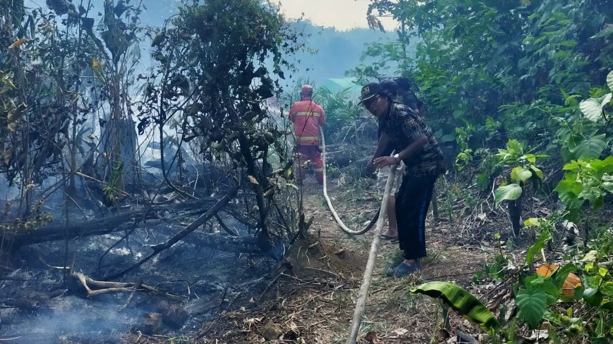 PENANGANAN KARHUTLA: Tim gabungan saat melakukan pemadaman kemarin. (DISDAMKARMAT UNTUK BERAU POST)