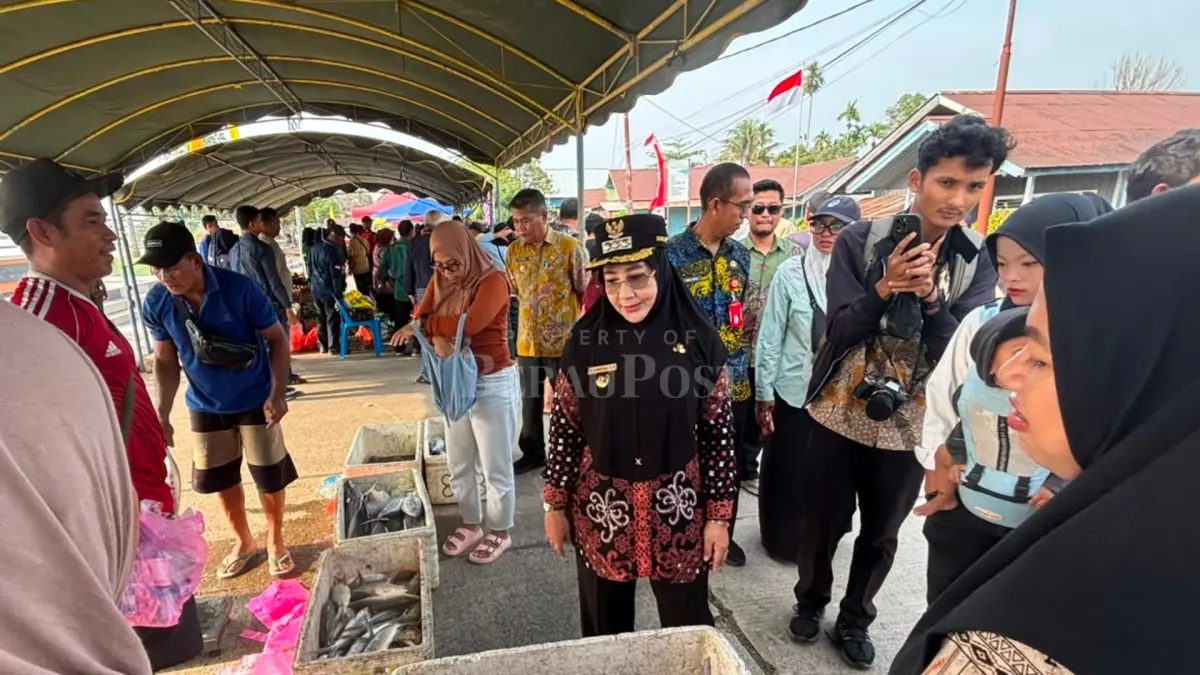 TEKAN INFLASI: Bupati Berau Sri Juniarsih meninjau pasar ikan murah dan bazar UMKM di Kelurahan Gunung Tabur, Kamis (13/8). (IZZA/BP)