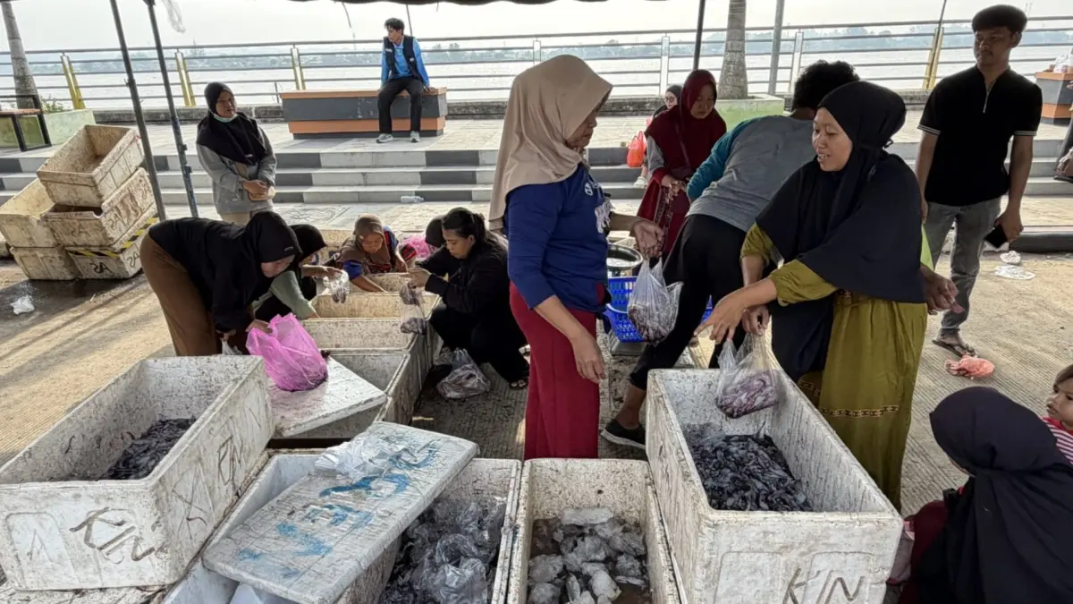 TEKAN INFLASI: Komoditas ikan yang biasanya turut menyumbang inflasi bulanan kini berhasil ditekan, salah satunya dengan adanya pasar ikan. (IZZA/BP)